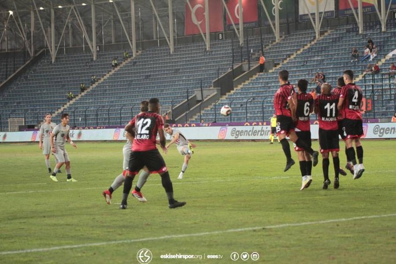 Eskişehirspor, TFF 1. Lig'de konuk olduğu Gençlerbirliği'ne 5-0 mağlup oldu