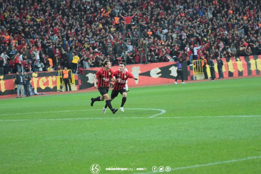 Eskişehirspor, Spor Toto 1. Lig 11. hafta mücadelesinde Osmanlıspor'u 1-0 mağlup etmeyi başardı. Bu güzel galibiyetin fotoğraflarını sizler için derledik...