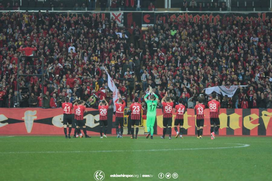 Eskişehirspor, Spor Toto 1. Lig 11. hafta mücadelesinde Osmanlıspor'u 1-0 mağlup etmeyi başardı. Bu güzel galibiyetin fotoğraflarını sizler için derledik...