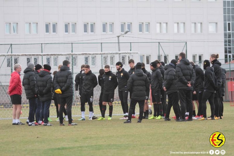 Eskişehirsporumuz, Spor Toto 1.Lig’in 22.haftasında  karşılaşacağımız Ümraniyespor maçı hazırlıklarına, Vali Hanefi Demirkol tesislerimizde gerçekleşen antrenman ile devam etti. İşte neşeli geçen antrenmandan ilginç kareler...