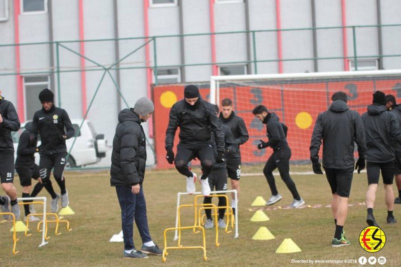 Eskişehirsporumuz, Spor Toto 1.Lig’in 22.haftasında  karşılaşacağımız Ümraniyespor maçı hazırlıklarına, Vali Hanefi Demirkol tesislerimizde gerçekleşen antrenman ile devam etti. İşte neşeli geçen antrenmandan ilginç kareler...