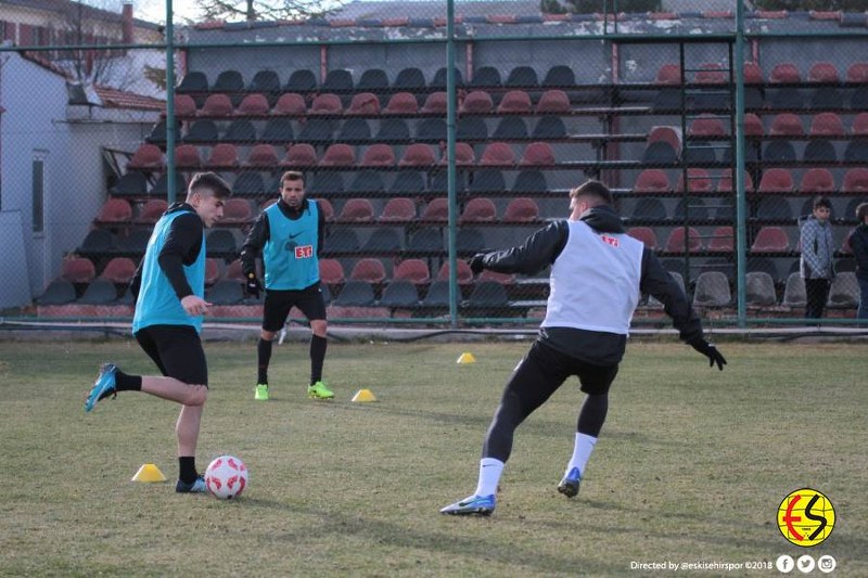 Eskişehirsporumuz, Spor Toto 1.Lig’in 22.haftasında  karşılaşacağımız Ümraniyespor maçı hazırlıklarına, Vali Hanefi Demirkol tesislerimizde gerçekleşen antrenman ile devam etti. İşte neşeli geçen antrenmandan ilginç kareler...