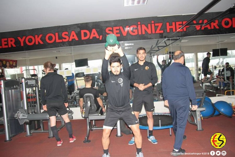 Eskişehirsporumuz, Spor Toto 1.Lig’in 22.haftasında  karşılaşacağımız Ümraniyespor maçı hazırlıklarına, Vali Hanefi Demirkol tesislerimizde gerçekleşen antrenman ile devam etti. İşte neşeli geçen antrenmandan ilginç kareler...