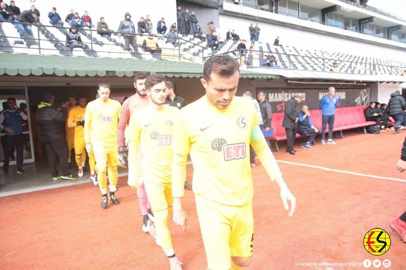 Eskişehirspor, bolca pozisyonu boşa harcadığı Manisaspor karşılaşmasından, Hasan Ayaroğlu'nun 86. dakikada gelen golü ile 1-0 galip gelmeyi başardı. Karşılaşmanın 90. dakikasında Aykut, 2. sarı karttan kırmızı kart görerek takımını 10 kişi bıraktı
