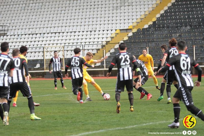 Eskişehirspor, bolca pozisyonu boşa harcadığı Manisaspor karşılaşmasından, Hasan Ayaroğlu'nun 86. dakikada gelen golü ile 1-0 galip gelmeyi başardı. Karşılaşmanın 90. dakikasında Aykut, 2. sarı karttan kırmızı kart görerek takımını 10 kişi bıraktı
