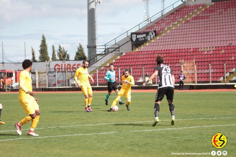 Eskişehirspor, bolca pozisyonu boşa harcadığı Manisaspor karşılaşmasından, Hasan Ayaroğlu'nun 86. dakikada gelen golü ile 1-0 galip gelmeyi başardı. Karşılaşmanın 90. dakikasında Aykut, 2. sarı karttan kırmızı kart görerek takımını 10 kişi bıraktı
