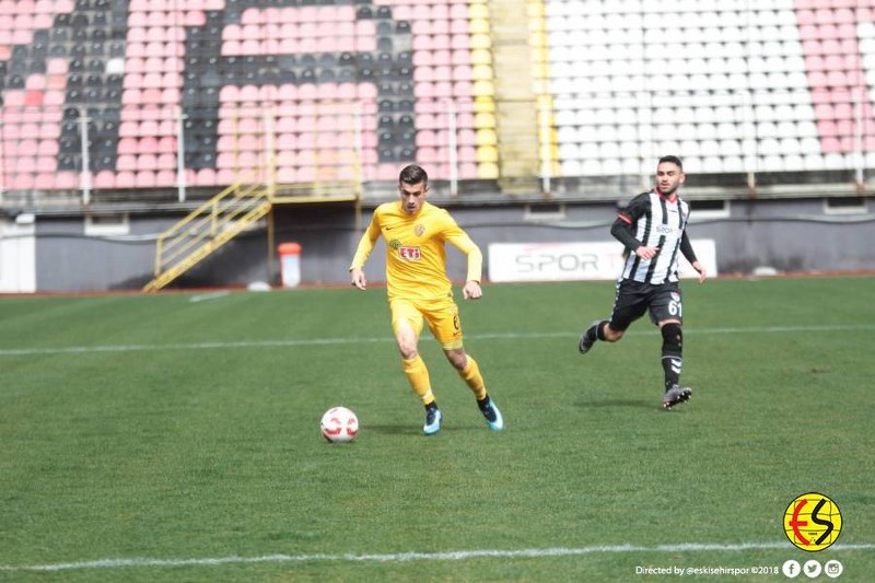 Eskişehirspor, bolca pozisyonu boşa harcadığı Manisaspor karşılaşmasından, Hasan Ayaroğlu'nun 86. dakikada gelen golü ile 1-0 galip gelmeyi başardı. Karşılaşmanın 90. dakikasında Aykut, 2. sarı karttan kırmızı kart görerek takımını 10 kişi bıraktı
