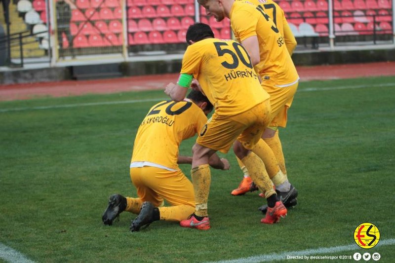 Eskişehirspor, bolca pozisyonu boşa harcadığı Manisaspor karşılaşmasından, Hasan Ayaroğlu'nun 86. dakikada gelen golü ile 1-0 galip gelmeyi başardı. Karşılaşmanın 90. dakikasında Aykut, 2. sarı karttan kırmızı kart görerek takımını 10 kişi bıraktı
