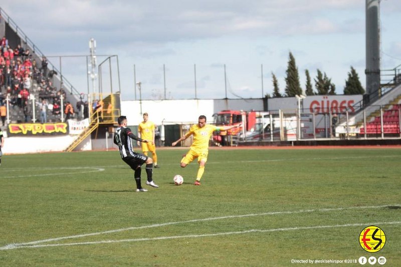 Eskişehirspor, bolca pozisyonu boşa harcadığı Manisaspor karşılaşmasından, Hasan Ayaroğlu'nun 86. dakikada gelen golü ile 1-0 galip gelmeyi başardı. Karşılaşmanın 90. dakikasında Aykut, 2. sarı karttan kırmızı kart görerek takımını 10 kişi bıraktı
