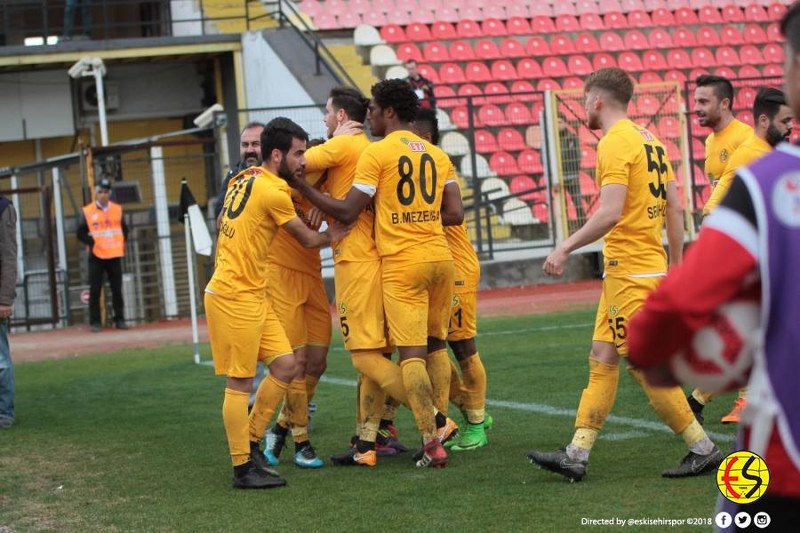 Eskişehirspor, bolca pozisyonu boşa harcadığı Manisaspor karşılaşmasından, Hasan Ayaroğlu'nun 86. dakikada gelen golü ile 1-0 galip gelmeyi başardı. Karşılaşmanın 90. dakikasında Aykut, 2. sarı karttan kırmızı kart görerek takımını 10 kişi bıraktı
