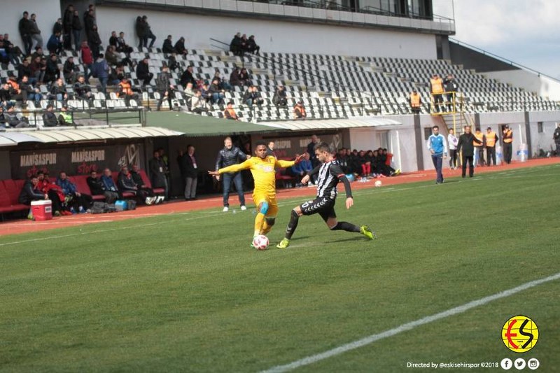 Eskişehirspor, bolca pozisyonu boşa harcadığı Manisaspor karşılaşmasından, Hasan Ayaroğlu'nun 86. dakikada gelen golü ile 1-0 galip gelmeyi başardı. Karşılaşmanın 90. dakikasında Aykut, 2. sarı karttan kırmızı kart görerek takımını 10 kişi bıraktı
