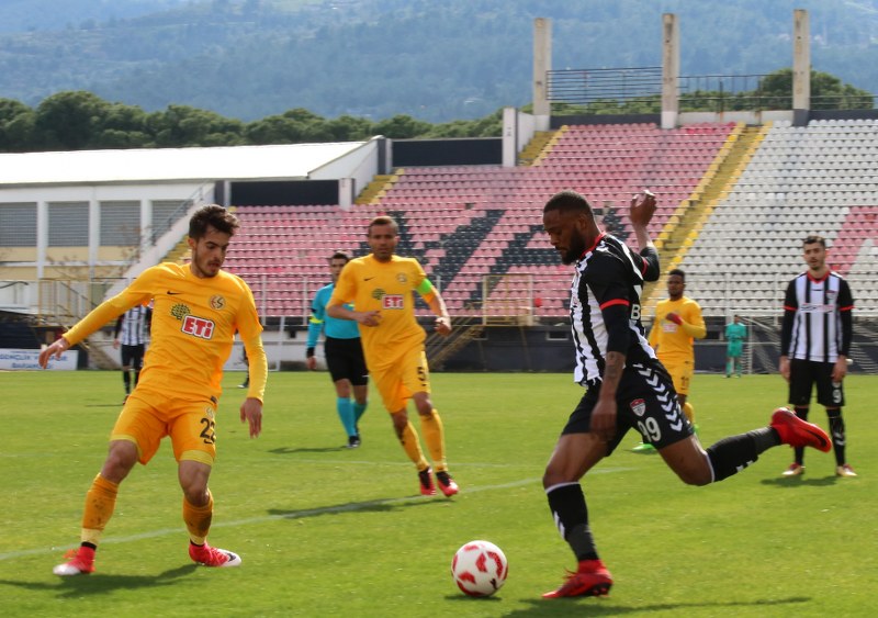 Eskişehirspor, bolca pozisyonu boşa harcadığı Manisaspor karşılaşmasından, Hasan Ayaroğlu'nun 86. dakikada gelen golü ile 1-0 galip gelmeyi başardı. Karşılaşmanın 90. dakikasında Aykut, 2. sarı karttan kırmızı kart görerek takımını 10 kişi bıraktı
