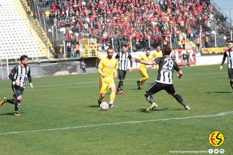 Eskişehirspor, bolca pozisyonu boşa harcadığı Manisaspor karşılaşmasından, Hasan Ayaroğlu'nun 86. dakikada gelen golü ile 1-0 galip gelmeyi başardı. Karşılaşmanın 90. dakikasında Aykut, 2. sarı karttan kırmızı kart görerek takımını 10 kişi bıraktı
