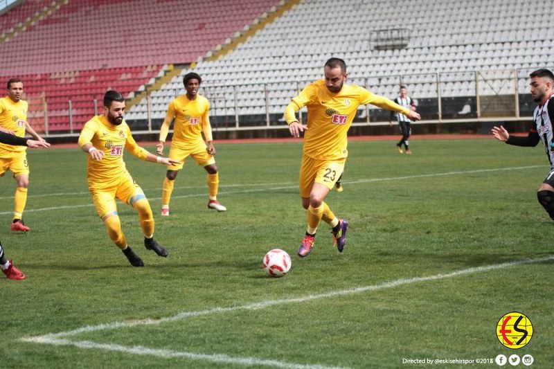 Eskişehirspor, bolca pozisyonu boşa harcadığı Manisaspor karşılaşmasından, Hasan Ayaroğlu'nun 86. dakikada gelen golü ile 1-0 galip gelmeyi başardı. Karşılaşmanın 90. dakikasında Aykut, 2. sarı karttan kırmızı kart görerek takımını 10 kişi bıraktı
