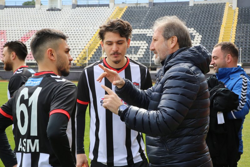 Eskişehirspor, bolca pozisyonu boşa harcadığı Manisaspor karşılaşmasından, Hasan Ayaroğlu'nun 86. dakikada gelen golü ile 1-0 galip gelmeyi başardı. Karşılaşmanın 90. dakikasında Aykut, 2. sarı karttan kırmızı kart görerek takımını 10 kişi bıraktı
