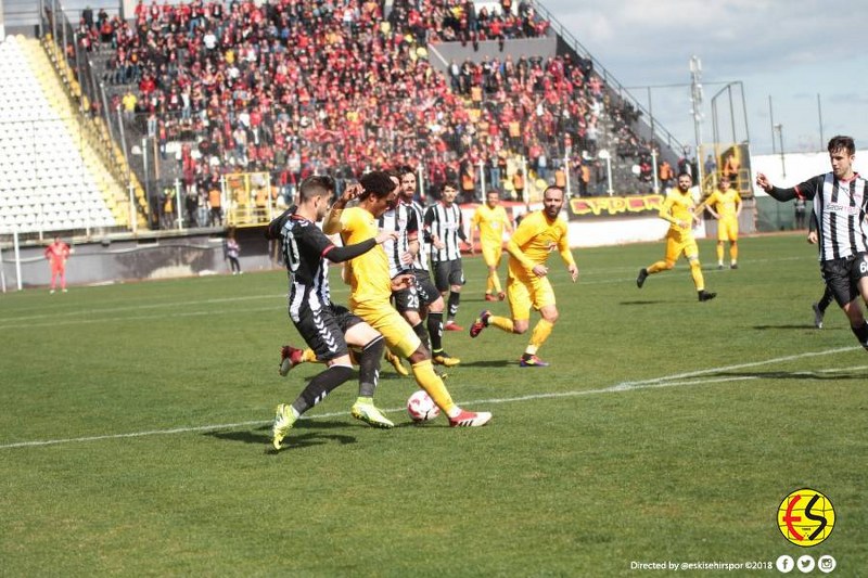 Eskişehirspor, bolca pozisyonu boşa harcadığı Manisaspor karşılaşmasından, Hasan Ayaroğlu'nun 86. dakikada gelen golü ile 1-0 galip gelmeyi başardı. Karşılaşmanın 90. dakikasında Aykut, 2. sarı karttan kırmızı kart görerek takımını 10 kişi bıraktı
