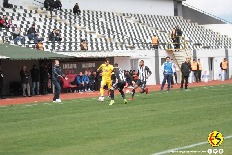 Eskişehirspor, bolca pozisyonu boşa harcadığı Manisaspor karşılaşmasından, Hasan Ayaroğlu'nun 86. dakikada gelen golü ile 1-0 galip gelmeyi başardı. Karşılaşmanın 90. dakikasında Aykut, 2. sarı karttan kırmızı kart görerek takımını 10 kişi bıraktı
