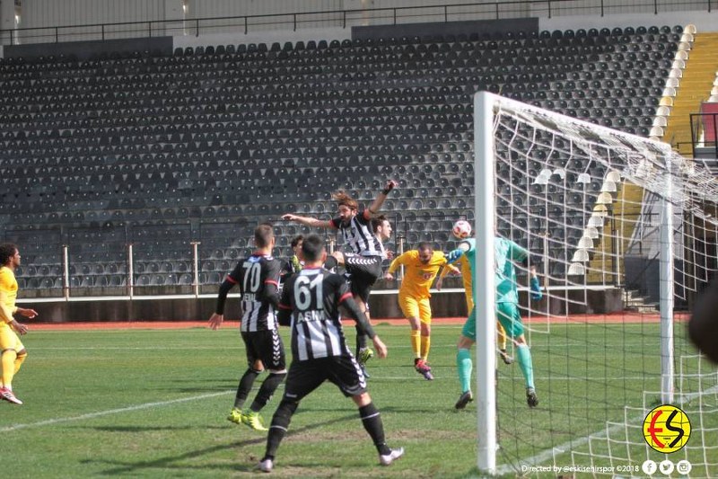 Eskişehirspor, bolca pozisyonu boşa harcadığı Manisaspor karşılaşmasından, Hasan Ayaroğlu'nun 86. dakikada gelen golü ile 1-0 galip gelmeyi başardı. Karşılaşmanın 90. dakikasında Aykut, 2. sarı karttan kırmızı kart görerek takımını 10 kişi bıraktı
