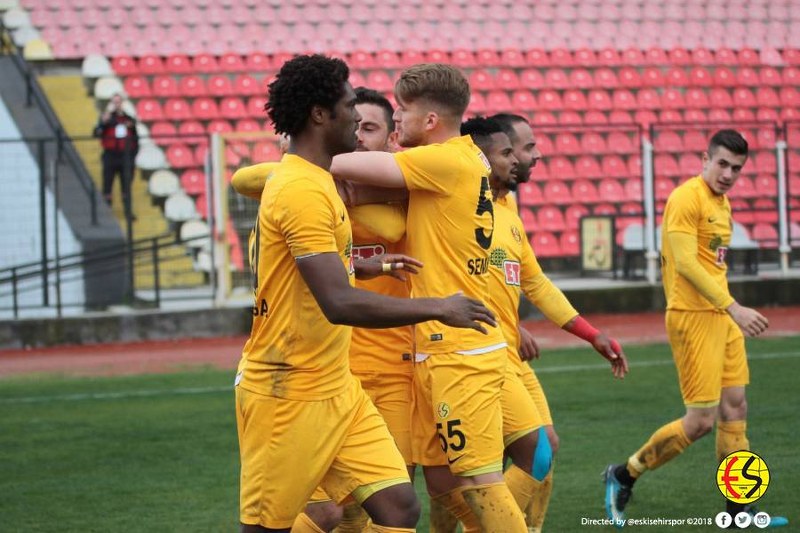 Eskişehirspor, bolca pozisyonu boşa harcadığı Manisaspor karşılaşmasından, Hasan Ayaroğlu'nun 86. dakikada gelen golü ile 1-0 galip gelmeyi başardı. Karşılaşmanın 90. dakikasında Aykut, 2. sarı karttan kırmızı kart görerek takımını 10 kişi bıraktı
