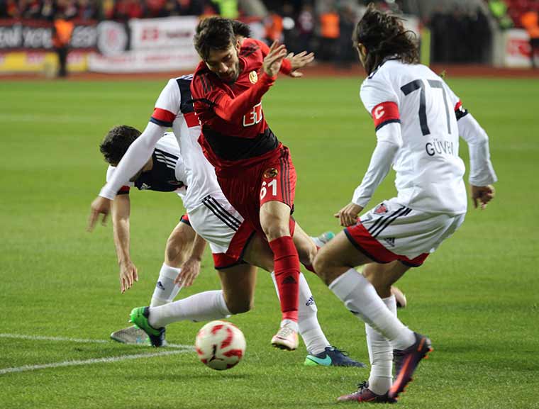 TFF 1. Lig’in 13. haftasında Eskişehirspor, evinde karşılaştığı Mersin İdmanyurdu’nu 6-0'lık skorla mağlup etti.