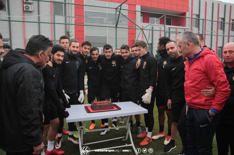 Eskişehirspor antrenmanına sürpriz bir ziyaretçi katırldı.