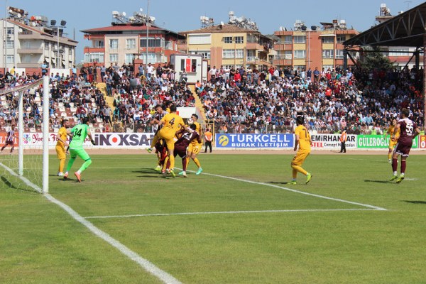 Spor Toto 1. Lig'in 29. hafta mücadelesinde Hatayspor, Afjet Afyonspor’u konuk etti. Mücadele ev sahibi ekibin 2-0 üstünlüğü ile sona erdi. Böylece Eskişehirspor, küme düşme hattındaki rakibi ile arasındaki 3 puanlık farkı 1 maç eksiği olmasına rağmen korudu. Şimdi sıra Eskişehirspor'un Elazığspor'u yenmesinde...