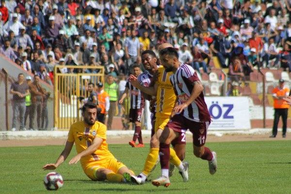 Spor Toto 1. Lig'in 29. hafta mücadelesinde Hatayspor, Afjet Afyonspor’u konuk etti. Mücadele ev sahibi ekibin 2-0 üstünlüğü ile sona erdi. Böylece Eskişehirspor, küme düşme hattındaki rakibi ile arasındaki 3 puanlık farkı 1 maç eksiği olmasına rağmen korudu. Şimdi sıra Eskişehirspor'un Elazığspor'u yenmesinde...