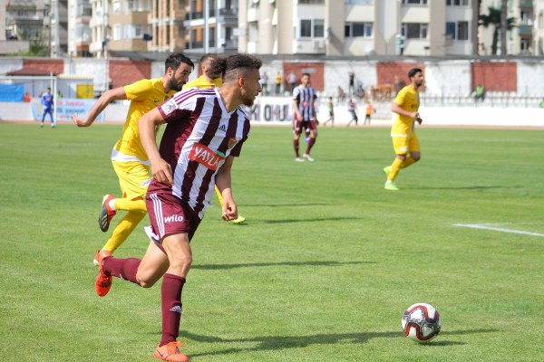 Spor Toto 1. Lig'in 29. hafta mücadelesinde Hatayspor, Afjet Afyonspor’u konuk etti. Mücadele ev sahibi ekibin 2-0 üstünlüğü ile sona erdi. Böylece Eskişehirspor, küme düşme hattındaki rakibi ile arasındaki 3 puanlık farkı 1 maç eksiği olmasına rağmen korudu. Şimdi sıra Eskişehirspor'un Elazığspor'u yenmesinde...