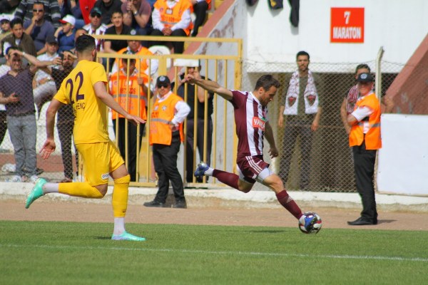 Spor Toto 1. Lig'in 29. hafta mücadelesinde Hatayspor, Afjet Afyonspor’u konuk etti. Mücadele ev sahibi ekibin 2-0 üstünlüğü ile sona erdi. Böylece Eskişehirspor, küme düşme hattındaki rakibi ile arasındaki 3 puanlık farkı 1 maç eksiği olmasına rağmen korudu. Şimdi sıra Eskişehirspor'un Elazığspor'u yenmesinde...