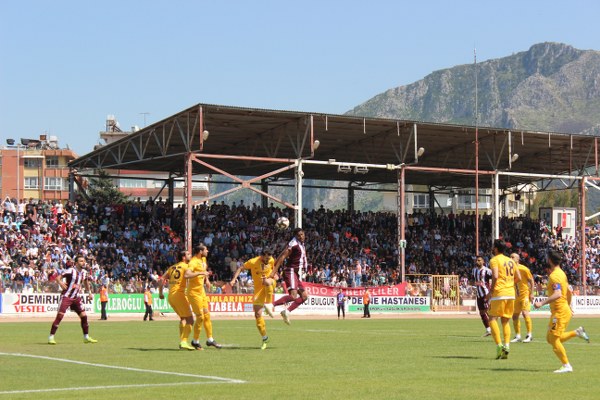 Spor Toto 1. Lig'in 29. hafta mücadelesinde Hatayspor, Afjet Afyonspor’u konuk etti. Mücadele ev sahibi ekibin 2-0 üstünlüğü ile sona erdi. Böylece Eskişehirspor, küme düşme hattındaki rakibi ile arasındaki 3 puanlık farkı 1 maç eksiği olmasına rağmen korudu. Şimdi sıra Eskişehirspor'un Elazığspor'u yenmesinde...