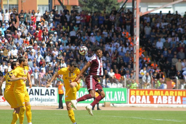 Spor Toto 1. Lig'in 29. hafta mücadelesinde Hatayspor, Afjet Afyonspor’u konuk etti. Mücadele ev sahibi ekibin 2-0 üstünlüğü ile sona erdi. Böylece Eskişehirspor, küme düşme hattındaki rakibi ile arasındaki 3 puanlık farkı 1 maç eksiği olmasına rağmen korudu. Şimdi sıra Eskişehirspor'un Elazığspor'u yenmesinde...