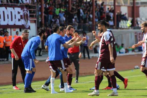 Spor Toto 1. Lig'in 29. hafta mücadelesinde Hatayspor, Afjet Afyonspor’u konuk etti. Mücadele ev sahibi ekibin 2-0 üstünlüğü ile sona erdi. Böylece Eskişehirspor, küme düşme hattındaki rakibi ile arasındaki 3 puanlık farkı 1 maç eksiği olmasına rağmen korudu. Şimdi sıra Eskişehirspor'un Elazığspor'u yenmesinde...