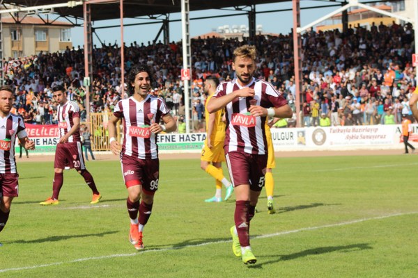 Spor Toto 1. Lig'in 29. hafta mücadelesinde Hatayspor, Afjet Afyonspor’u konuk etti. Mücadele ev sahibi ekibin 2-0 üstünlüğü ile sona erdi. Böylece Eskişehirspor, küme düşme hattındaki rakibi ile arasındaki 3 puanlık farkı 1 maç eksiği olmasına rağmen korudu. Şimdi sıra Eskişehirspor'un Elazığspor'u yenmesinde...