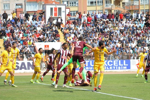 Spor Toto 1. Lig'in 29. hafta mücadelesinde Hatayspor, Afjet Afyonspor’u konuk etti. Mücadele ev sahibi ekibin 2-0 üstünlüğü ile sona erdi. Böylece Eskişehirspor, küme düşme hattındaki rakibi ile arasındaki 3 puanlık farkı 1 maç eksiği olmasına rağmen korudu. Şimdi sıra Eskişehirspor'un Elazığspor'u yenmesinde...