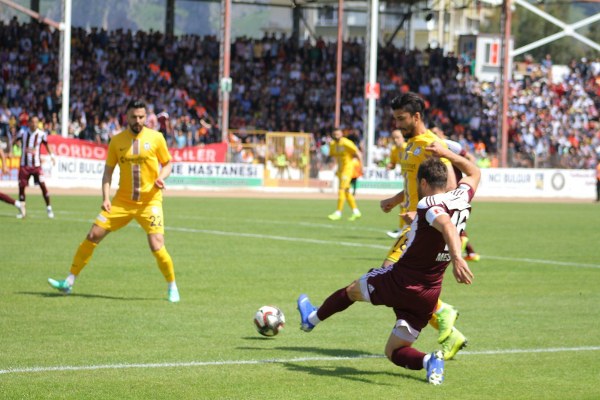 Spor Toto 1. Lig'in 29. hafta mücadelesinde Hatayspor, Afjet Afyonspor’u konuk etti. Mücadele ev sahibi ekibin 2-0 üstünlüğü ile sona erdi. Böylece Eskişehirspor, küme düşme hattındaki rakibi ile arasındaki 3 puanlık farkı 1 maç eksiği olmasına rağmen korudu. Şimdi sıra Eskişehirspor'un Elazığspor'u yenmesinde...