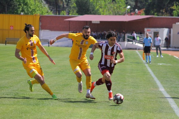 Spor Toto 1. Lig'in 29. hafta mücadelesinde Hatayspor, Afjet Afyonspor’u konuk etti. Mücadele ev sahibi ekibin 2-0 üstünlüğü ile sona erdi. Böylece Eskişehirspor, küme düşme hattındaki rakibi ile arasındaki 3 puanlık farkı 1 maç eksiği olmasına rağmen korudu. Şimdi sıra Eskişehirspor'un Elazığspor'u yenmesinde...