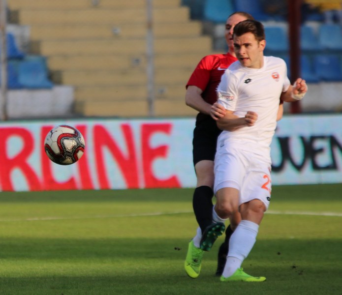 Eskişehirspor, Spor Toto 1. Lig'de kritik maçta Adanaspor'a 2-0 yenildi ve büyük bir yara aldı. Bu maça kadar deplasmanda puan alamayan Es Es bu maçtan da eli boş döndü.
