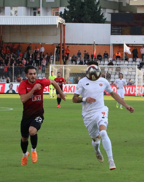 Eskişehirspor, Spor Toto 1. Lig'de kritik maçta Adanaspor'a 2-0 yenildi ve büyük bir yara aldı. Bu maça kadar deplasmanda puan alamayan Es Es bu maçtan da eli boş döndü.
