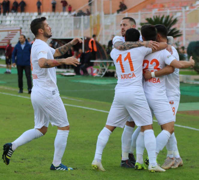 Eskişehirspor, Spor Toto 1. Lig'de kritik maçta Adanaspor'a 2-0 yenildi ve büyük bir yara aldı. Bu maça kadar deplasmanda puan alamayan Es Es bu maçtan da eli boş döndü.
