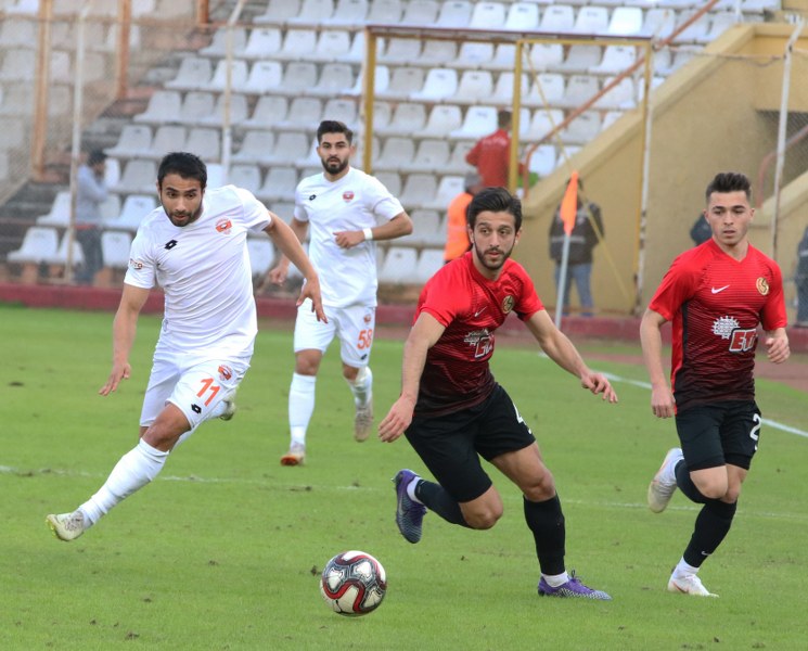 Eskişehirspor, Spor Toto 1. Lig'de kritik maçta Adanaspor'a 2-0 yenildi ve büyük bir yara aldı. Bu maça kadar deplasmanda puan alamayan Es Es bu maçtan da eli boş döndü.
