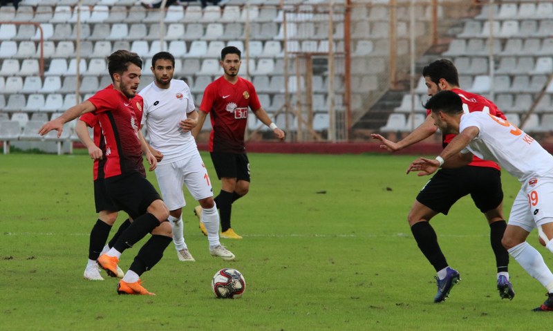 Eskişehirspor, Spor Toto 1. Lig'de kritik maçta Adanaspor'a 2-0 yenildi ve büyük bir yara aldı. Bu maça kadar deplasmanda puan alamayan Es Es bu maçtan da eli boş döndü.
