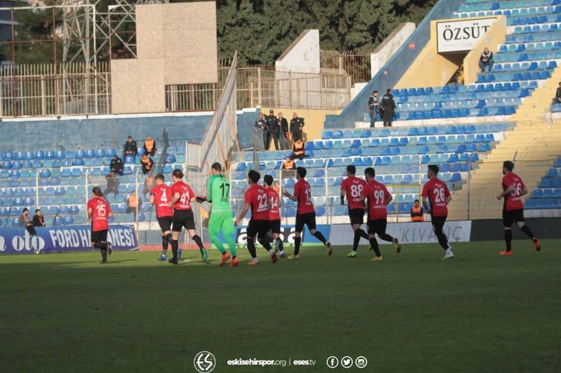 Eskişehirspor, Spor Toto 1. Lig'de kritik maçta Adanaspor'a 2-0 yenildi ve büyük bir yara aldı. Bu maça kadar deplasmanda puan alamayan Es Es bu maçtan da eli boş döndü.
