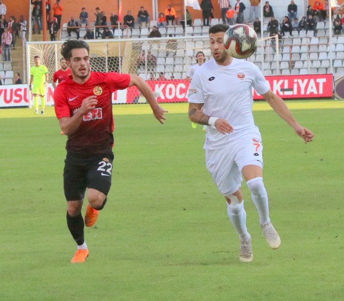 Eskişehirspor, Spor Toto 1. Lig'de kritik maçta Adanaspor'a 2-0 yenildi ve büyük bir yara aldı. Bu maça kadar deplasmanda puan alamayan Es Es bu maçtan da eli boş döndü.
