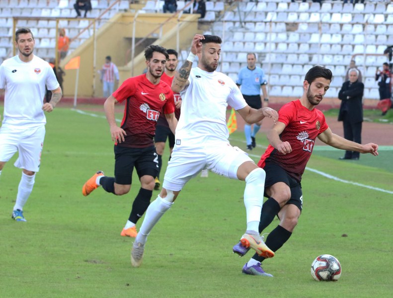 Eskişehirspor, Spor Toto 1. Lig'de kritik maçta Adanaspor'a 2-0 yenildi ve büyük bir yara aldı. Bu maça kadar deplasmanda puan alamayan Es Es bu maçtan da eli boş döndü.
