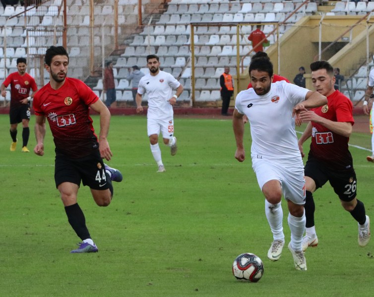 Eskişehirspor, Spor Toto 1. Lig'de kritik maçta Adanaspor'a 2-0 yenildi ve büyük bir yara aldı. Bu maça kadar deplasmanda puan alamayan Es Es bu maçtan da eli boş döndü.
