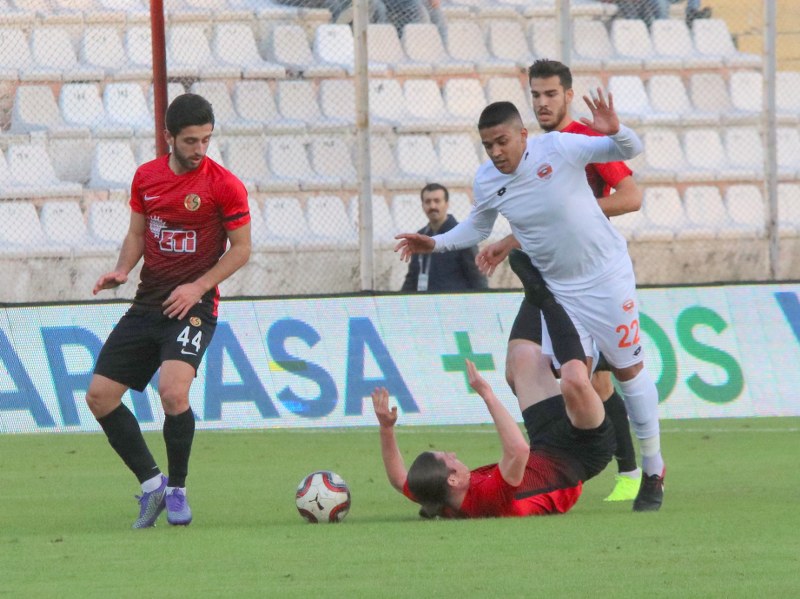 Eskişehirspor, Spor Toto 1. Lig'de kritik maçta Adanaspor'a 2-0 yenildi ve büyük bir yara aldı. Bu maça kadar deplasmanda puan alamayan Es Es bu maçtan da eli boş döndü.
