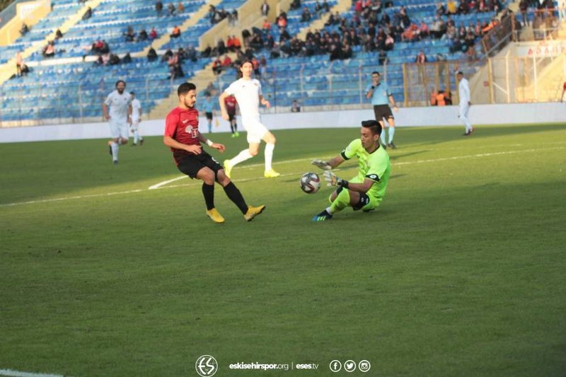 Eskişehirspor, Spor Toto 1. Lig'de kritik maçta Adanaspor'a 2-0 yenildi ve büyük bir yara aldı. Bu maça kadar deplasmanda puan alamayan Es Es bu maçtan da eli boş döndü.
