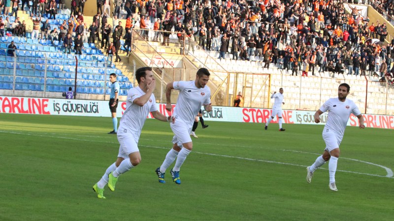 Eskişehirspor, Spor Toto 1. Lig'de kritik maçta Adanaspor'a 2-0 yenildi ve büyük bir yara aldı. Bu maça kadar deplasmanda puan alamayan Es Es bu maçtan da eli boş döndü.
