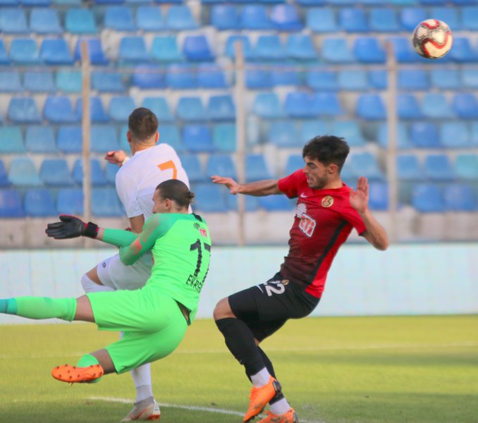 Eskişehirspor, Spor Toto 1. Lig'de kritik maçta Adanaspor'a 2-0 yenildi ve büyük bir yara aldı. Bu maça kadar deplasmanda puan alamayan Es Es bu maçtan da eli boş döndü.
