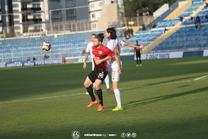 Eskişehirspor, Spor Toto 1. Lig'de kritik maçta Adanaspor'a 2-0 yenildi ve büyük bir yara aldı. Bu maça kadar deplasmanda puan alamayan Es Es bu maçtan da eli boş döndü.
